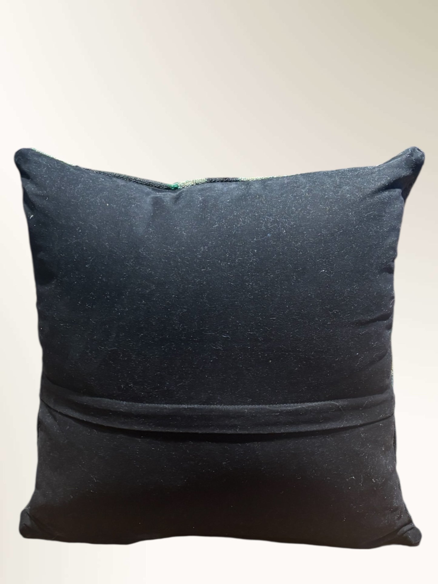 Verso Coussin kilim moldave ancien 50x50 cm – Vue d'ensemble bouquet roses pastel sur fond crème – Atelier Anne Lavit Lyon