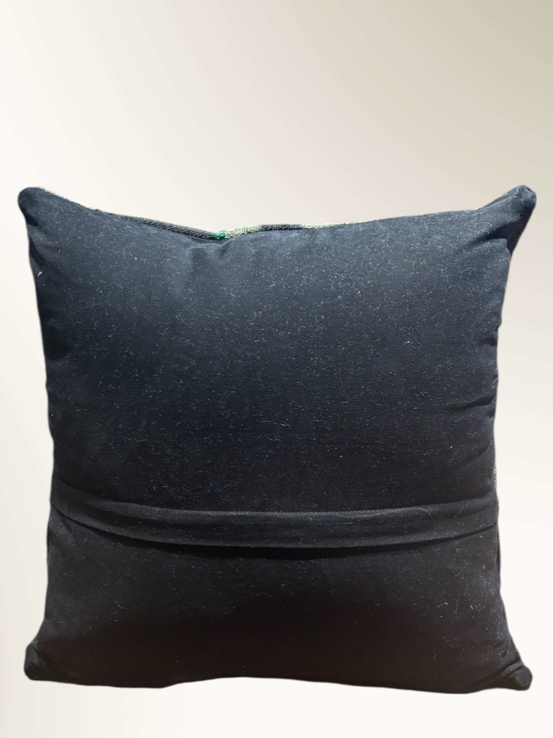 Verso Coussin kilim moldave ancien 50x50 cm – Vue d'ensemble bouquet roses pastel sur fond crème – Atelier Anne Lavit Lyon