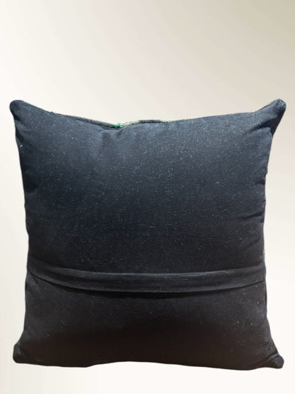 Verso Coussin kilim moldave ancien 50x50 cm – Vue d'ensemble bouquet roses pastel sur fond crème – Atelier Anne Lavit Lyon