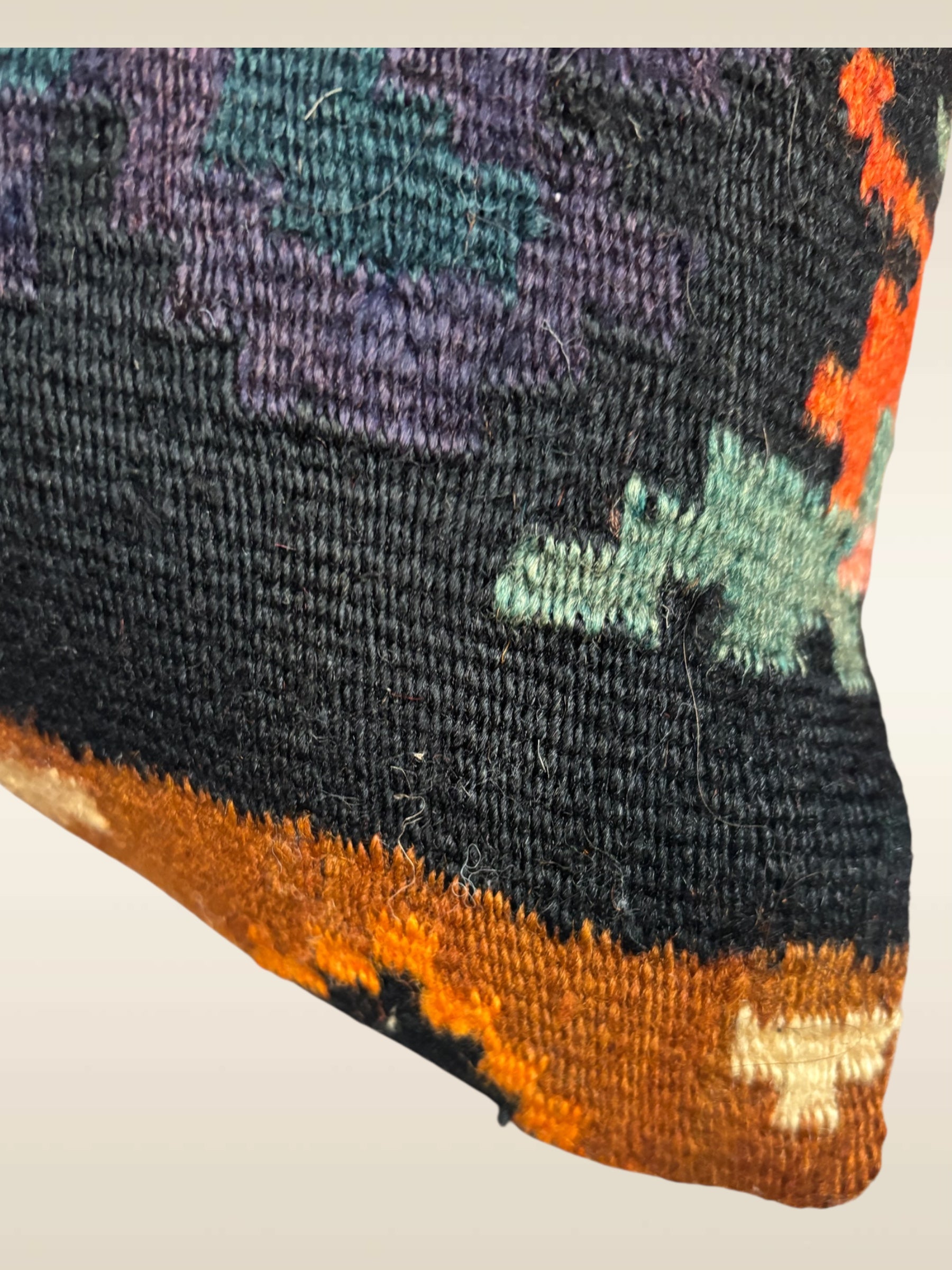 detail Coussin kilim moldave ancien avec duo de roses et motifs floraux grisés