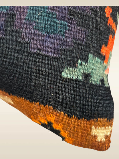 detail Coussin kilim moldave ancien avec duo de roses et motifs floraux grisés
