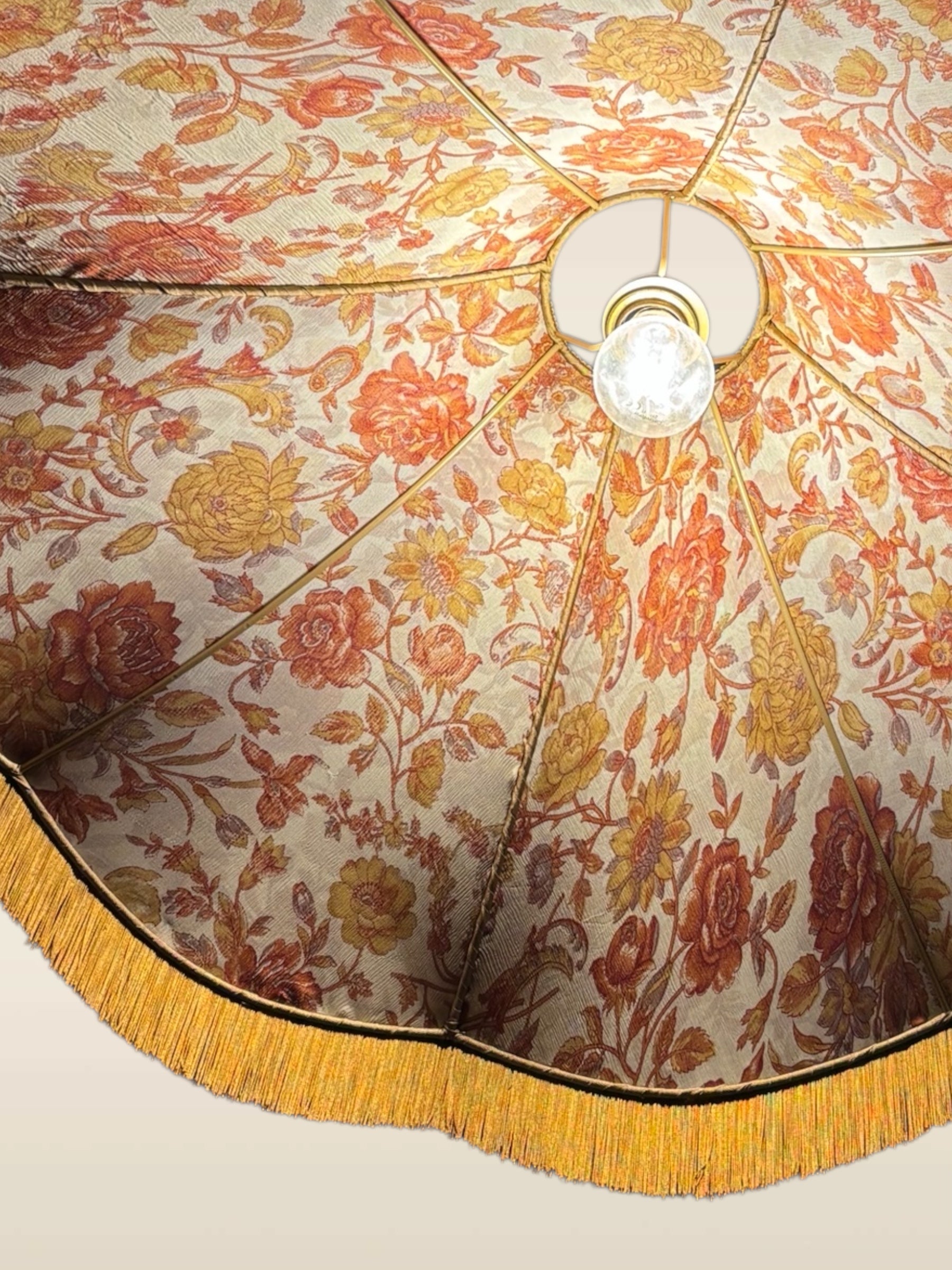 Vue sur la Suspension Pivoine en soie artisanale avec passementerie et détails floraux