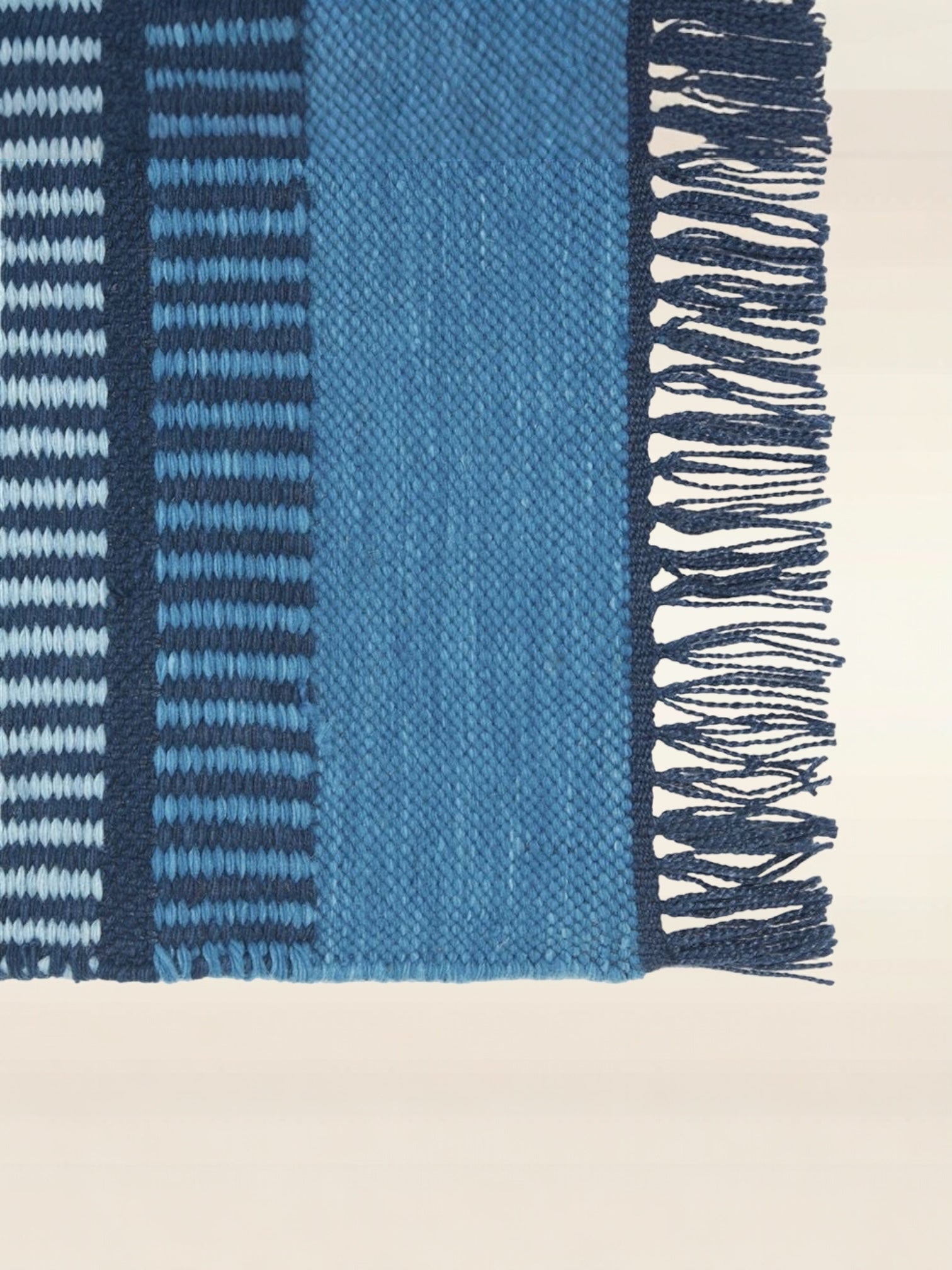 Tapis outdoor Muturi Designers Guild motif géométrique recyclé cobalt
