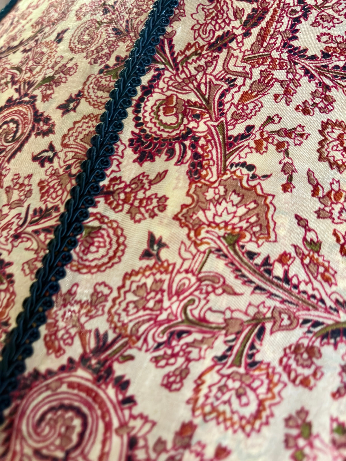 Suspension Pivoine N°2 en soie vintage motif Paisley détail des couleurs. 