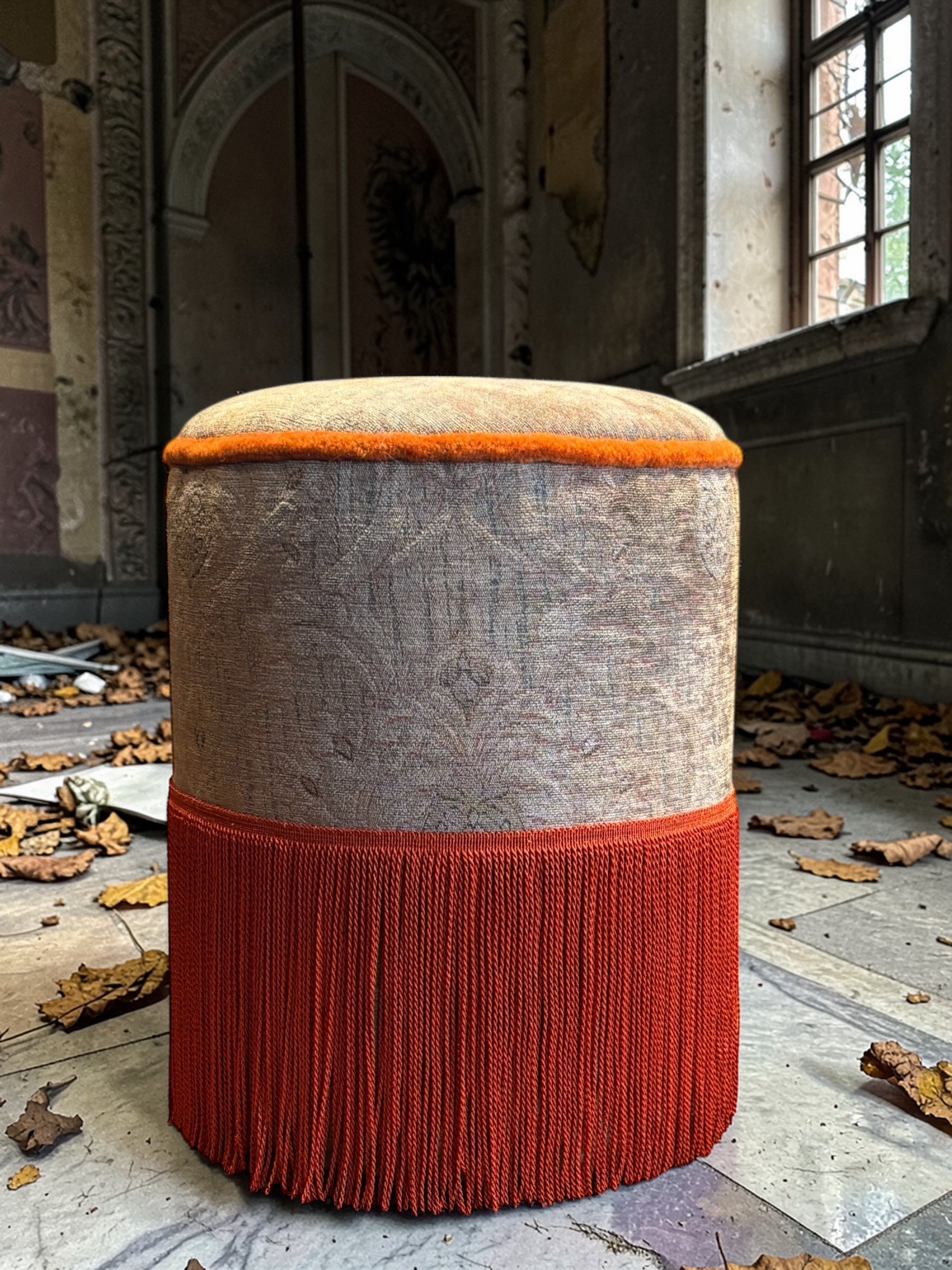 Pouf Alhambra artisanal fabriqué à la main dans l'atelier Anne Lavit à Lyon, velours Nobilis et passementerie française
