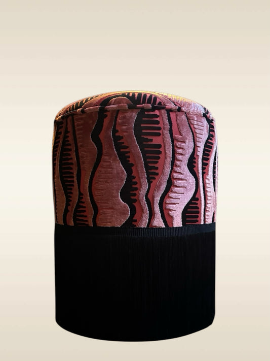 Pouf Shinto Pierre Frey velours corail_H44 Diamètre 34 cm Vue d' ensemble franges noires PIDF 21 cm Atelier Anne Lavit Lyon