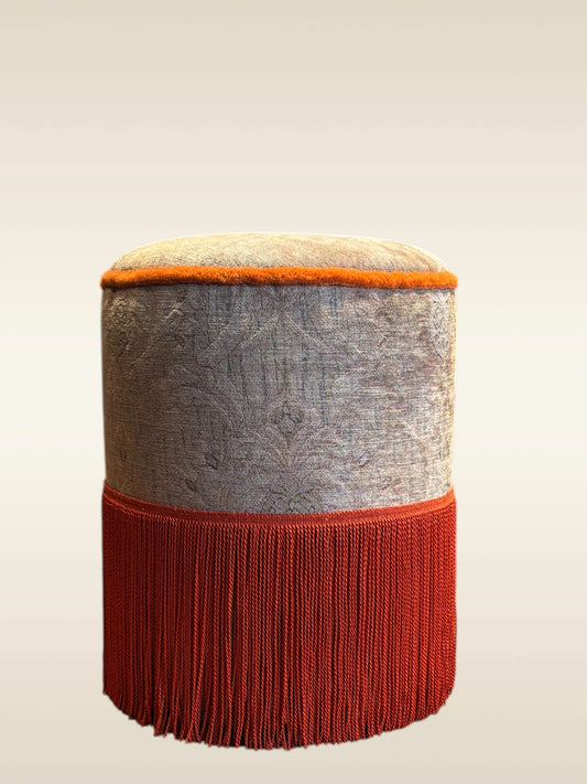 Pouf Alhambra en velours chenille Nobilis coloris Lin, franges moulinées Acajou – Atelier Anne Lavit Lyon
