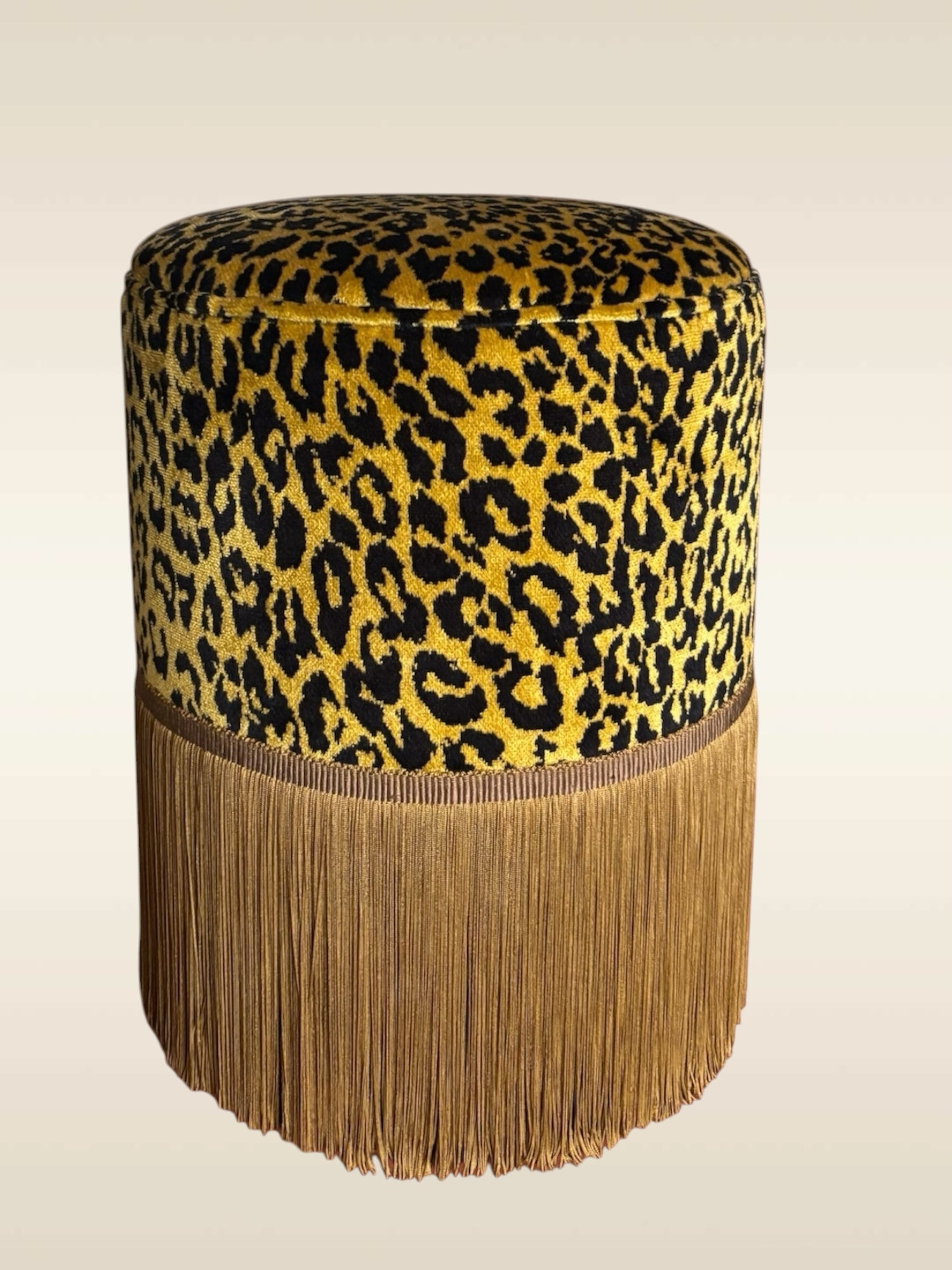 Pouf léopard Madeleine Castaing Edmond Petit H44 Ø34 cm – Vue d'ensemble velours fauve franges bronze – Atelier Anne Lavit Lyon
