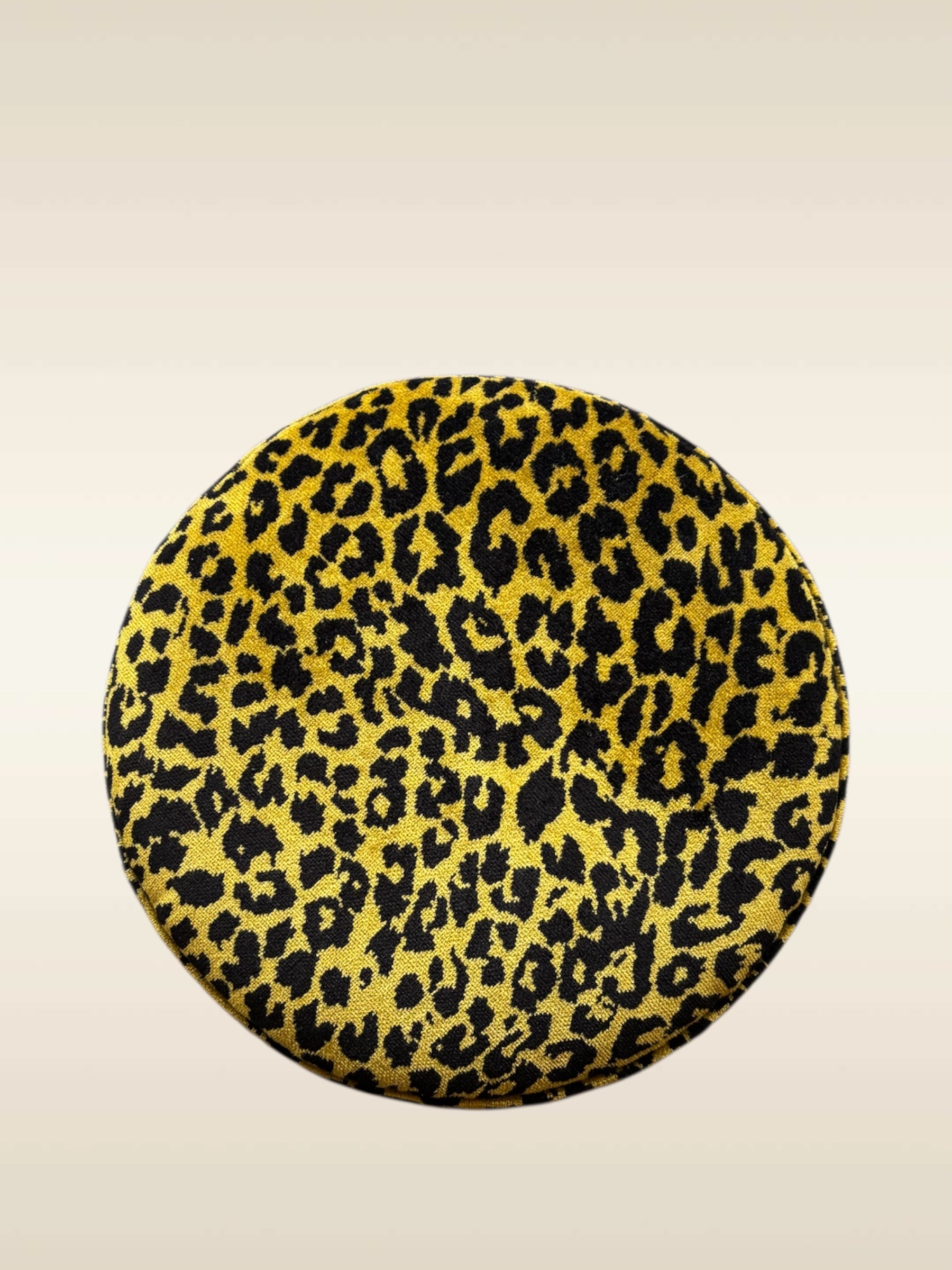 Pouf léopard Madeleine Castaing – Détail velours motif léopard fauve – Atelier Anne Lavit Lyon