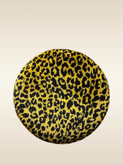 Pouf léopard Madeleine Castaing – Détail velours motif léopard fauve – Atelier Anne Lavit Lyon