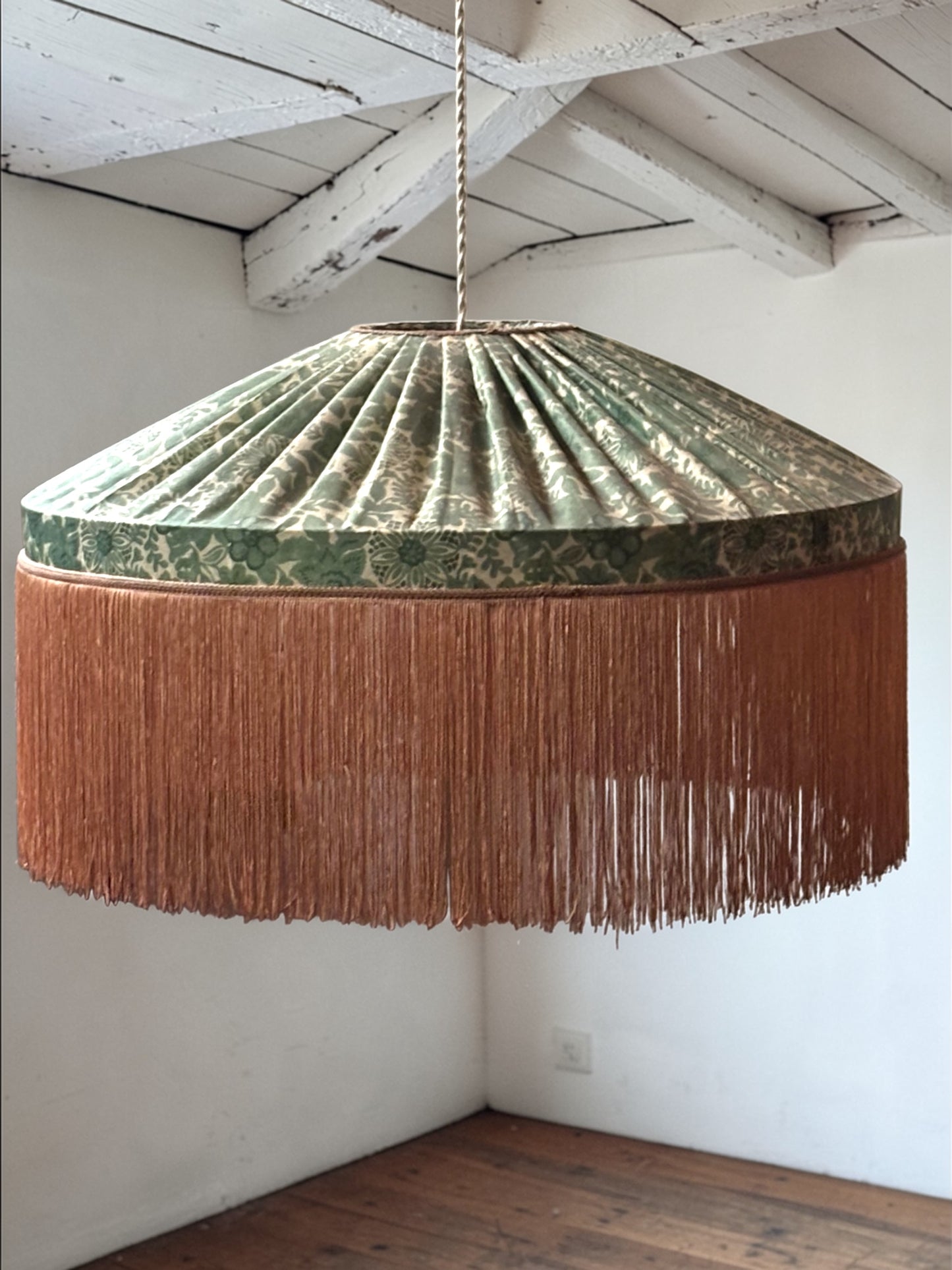 Suspension Rosemonde – Ambiance lumière tamisée boudoir – Atelier Anne Lavit Lyon