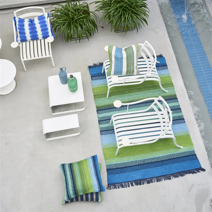 Tapis outdoor Muturi Designers Guild motif géométrique recyclé cobalt
