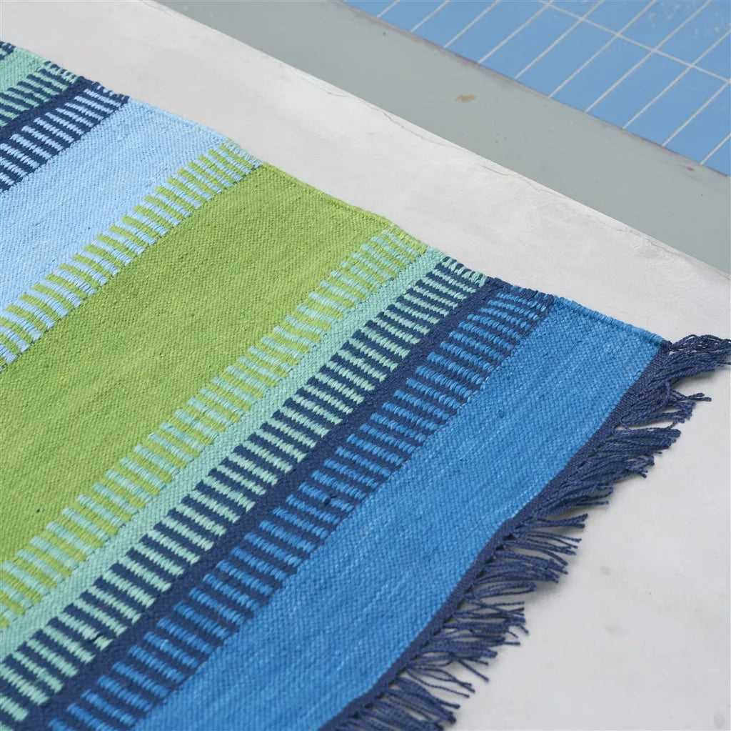 gros plan Tapis outdoor Muturi Designers Guild motif géométrique recyclé cobalt