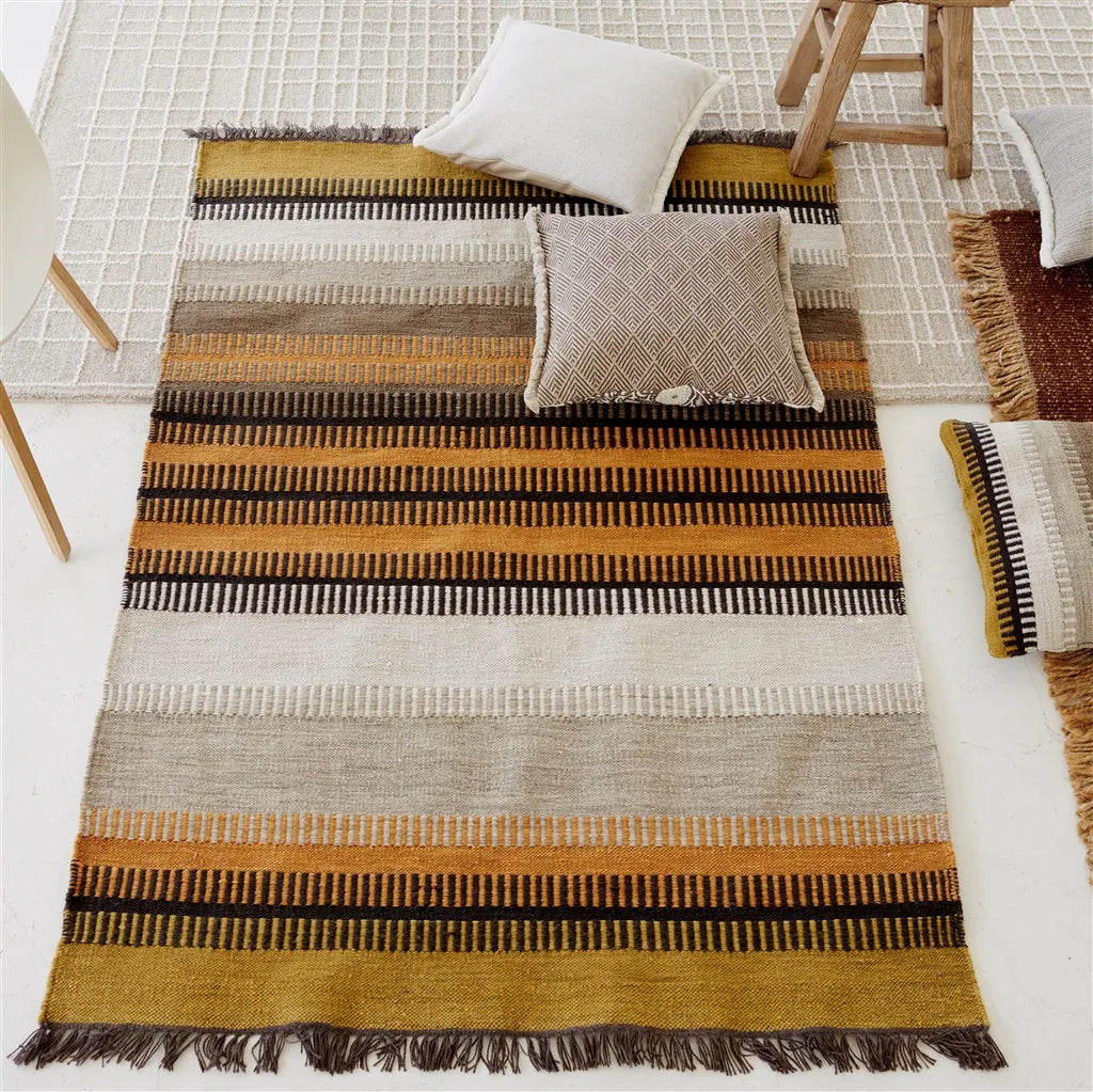 mis en situation Tapis outdoor Muturi Designers Guild motif géométrique recyclé natural 