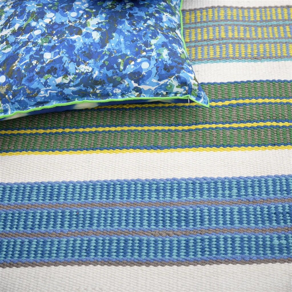 Tapis outdoor Mahakam Designers Guild coloris cobalt 