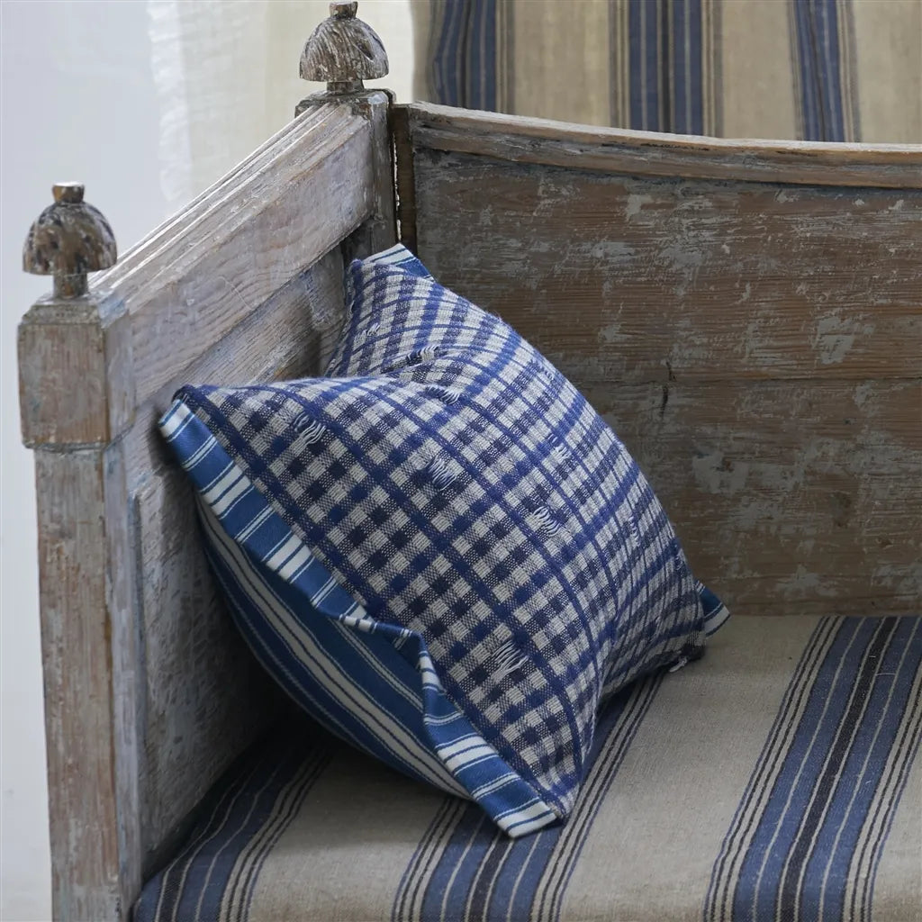 mise en situation Coussin rectangulaire Toile Vichy bleu indigo Designers Guild avec fils tirés artisanaux