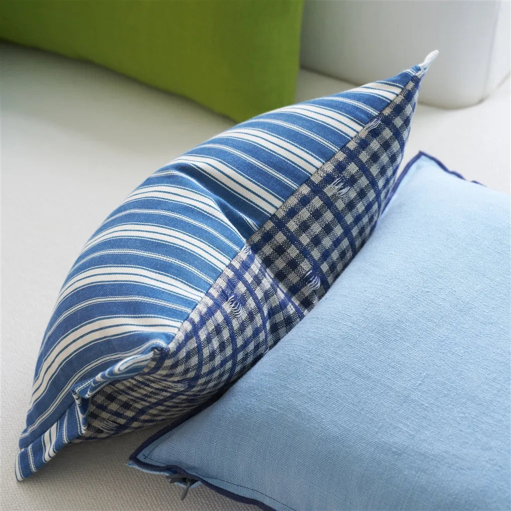 Détail Coussin rectangulaire Toile Vichy bleu indigo Designers Guild avec fils tirés artisanaux