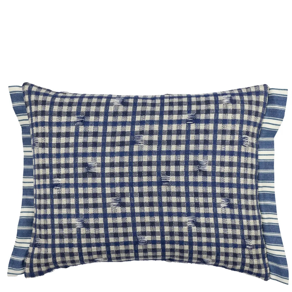Gros plan Coussin rectangulaire Toile Vichy bleu indigo Designers Guild avec fils tirés artisanaux