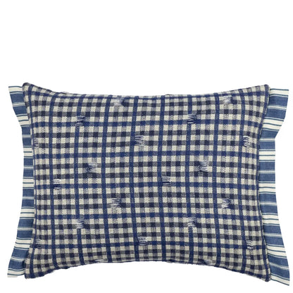 Gros plan Coussin rectangulaire Toile Vichy bleu indigo Designers Guild avec fils tirés artisanaux