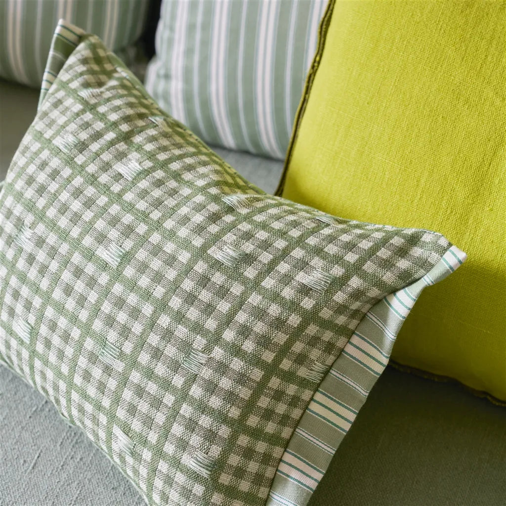 Détail Coussin rectangulaire Toile Vichy vert émeraude Designers Guild avec fils tirés artisanaux