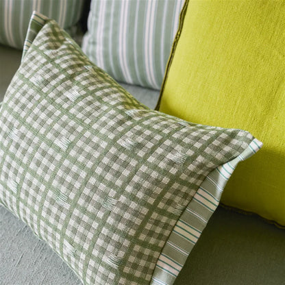 Détail Coussin rectangulaire Toile Vichy vert émeraude Designers Guild avec fils tirés artisanaux