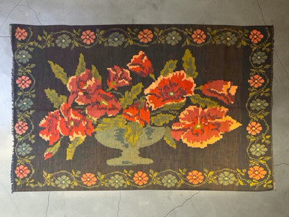 Tapis kilim moldave Bessarabien 202x245 cm – Vue d'ensemble bouquet floral sur fond noir – Atelier Anne Lavit Lyon