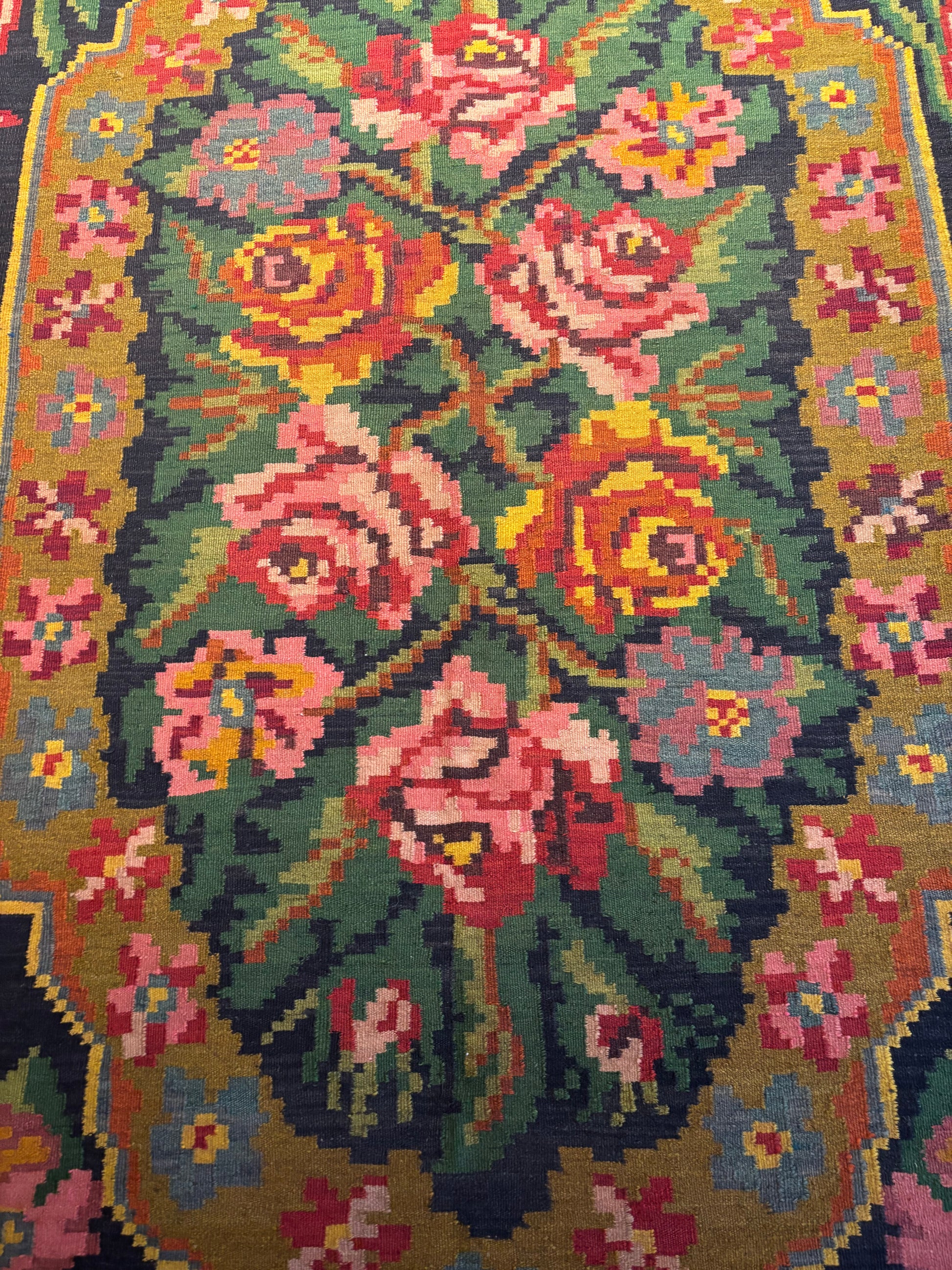 Tapis kilim moldave – Détail médaillon ocre doré et roses corail – Atelier Anne Lavit Lyon