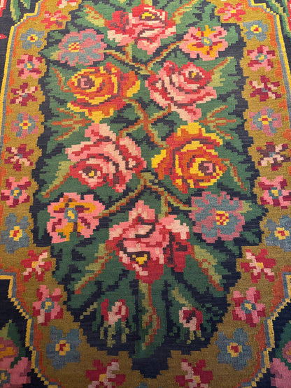 Tapis kilim moldave – Détail médaillon ocre doré et roses corail – Atelier Anne Lavit Lyon
