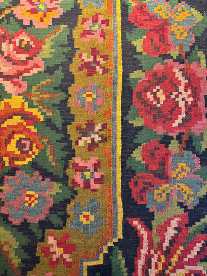 Tapis kilim moldave – Détail bordure florale rouge et fond noir – Atelier Anne Lavit Lyon