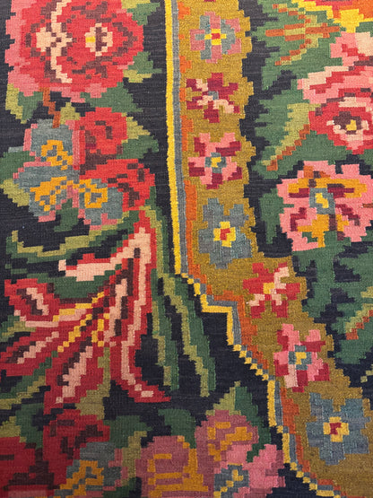 Tapis kilim moldave – Détail bordure florale rouge et fond noir – Atelier Anne Lavit Lyon