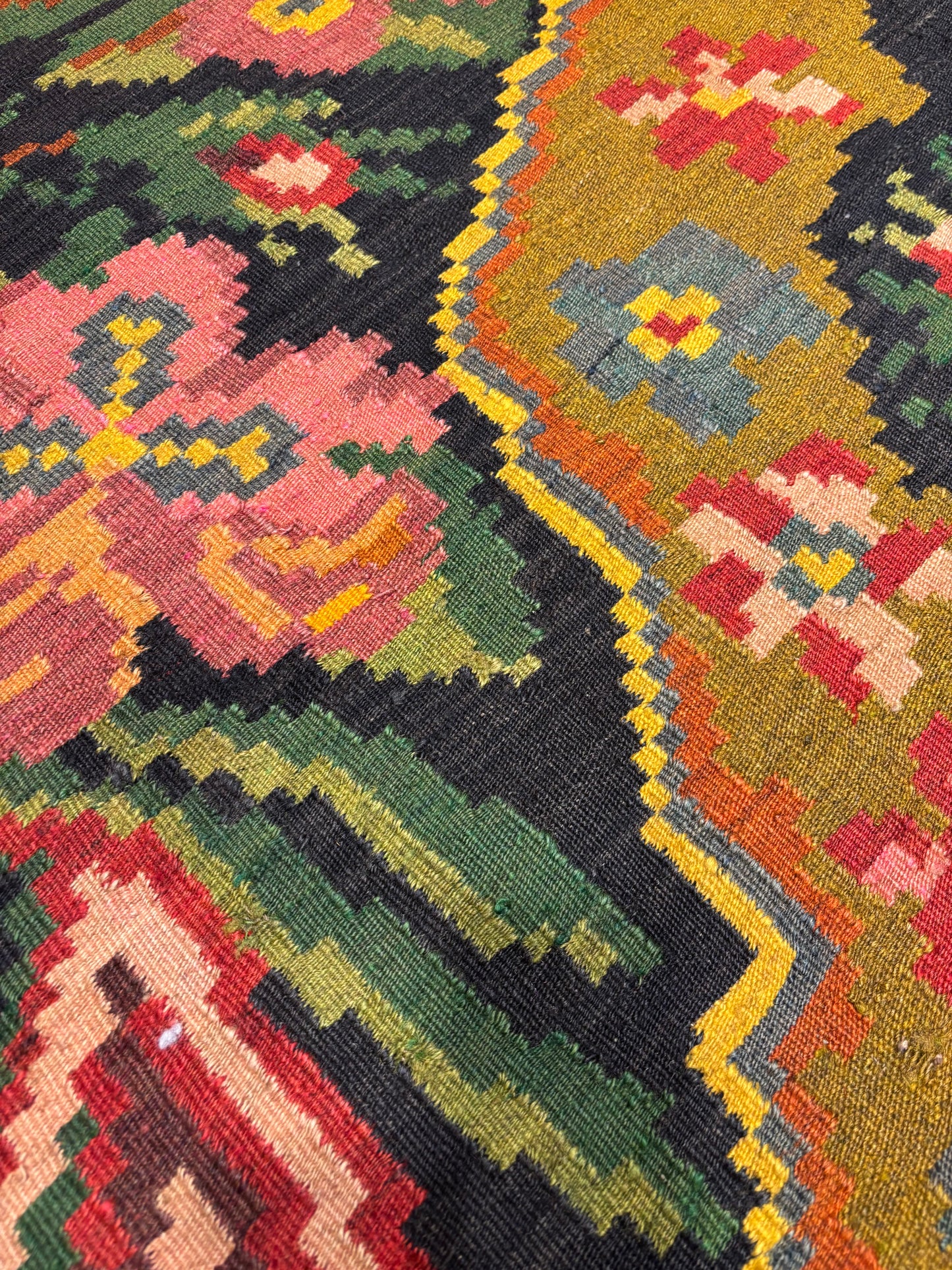 Tapis kilim moldave – Détail floral rouge et fond noir – Atelier Anne Lavit Lyon