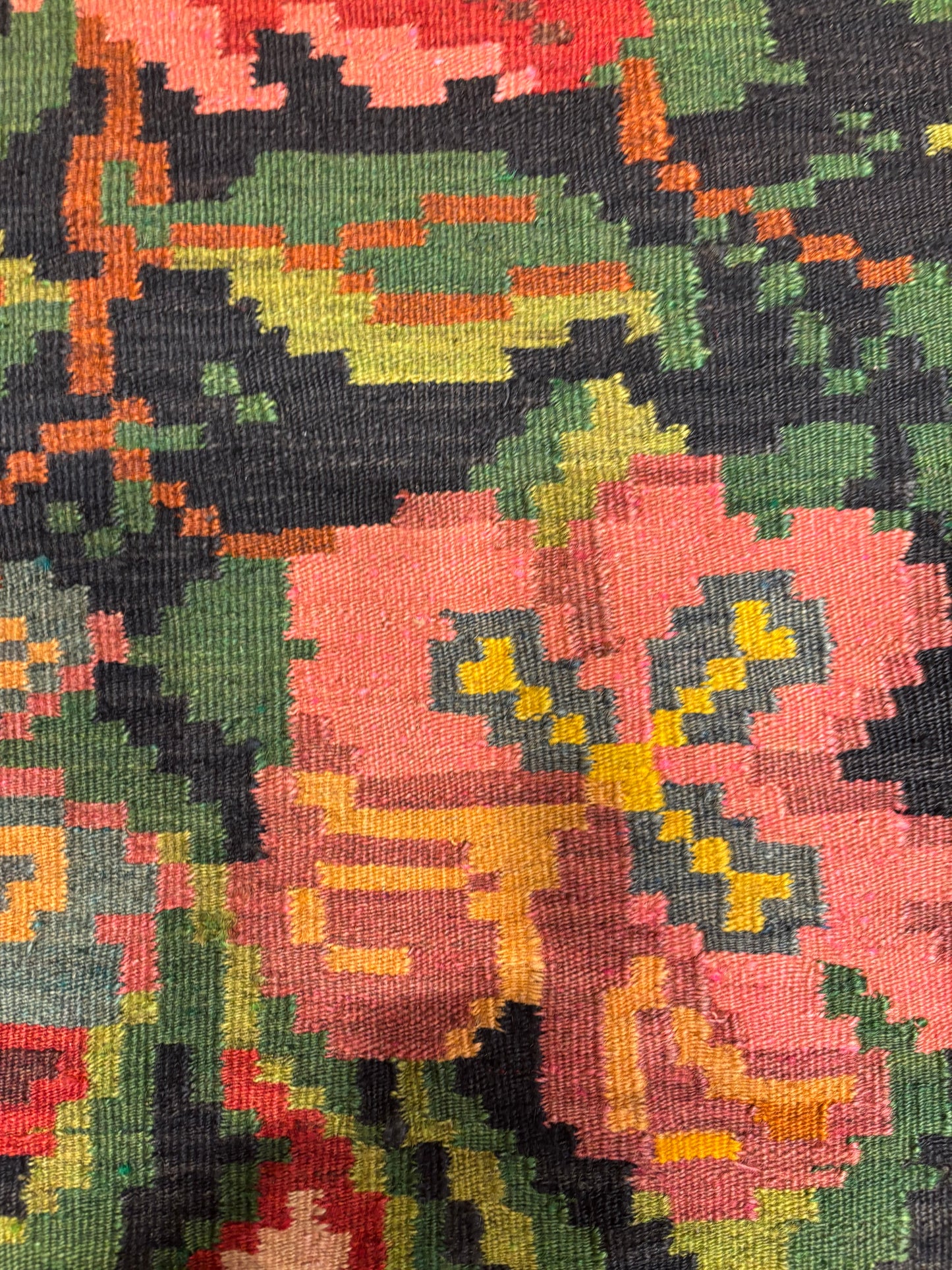 Tapis kilim moldave – Détail floral rouge et fond noir – Atelier Anne Lavit Lyon