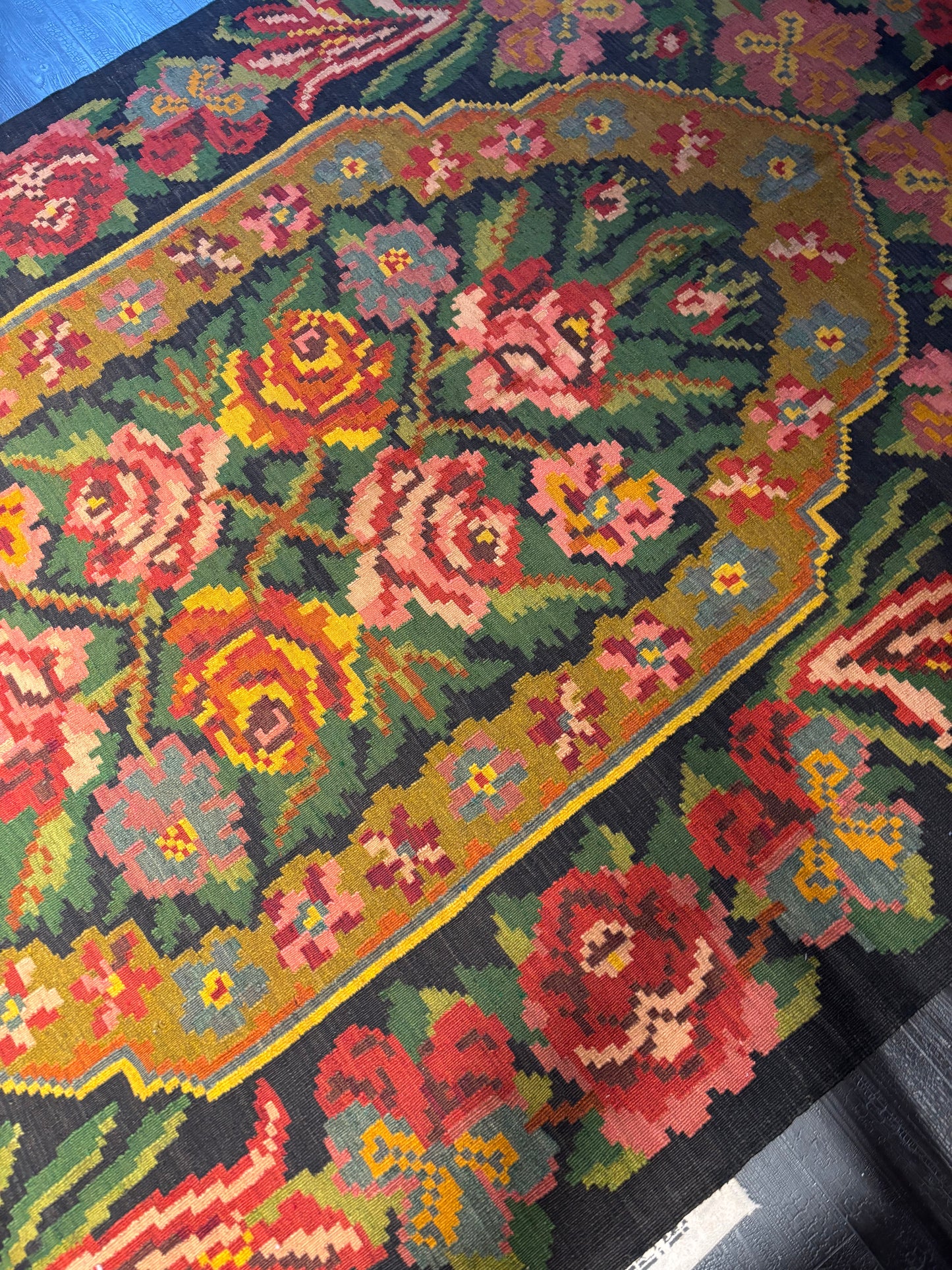 Tapis kilim moldave vintage posé en salon – Style bohème chic – Atelier Anne Lavit Lyon