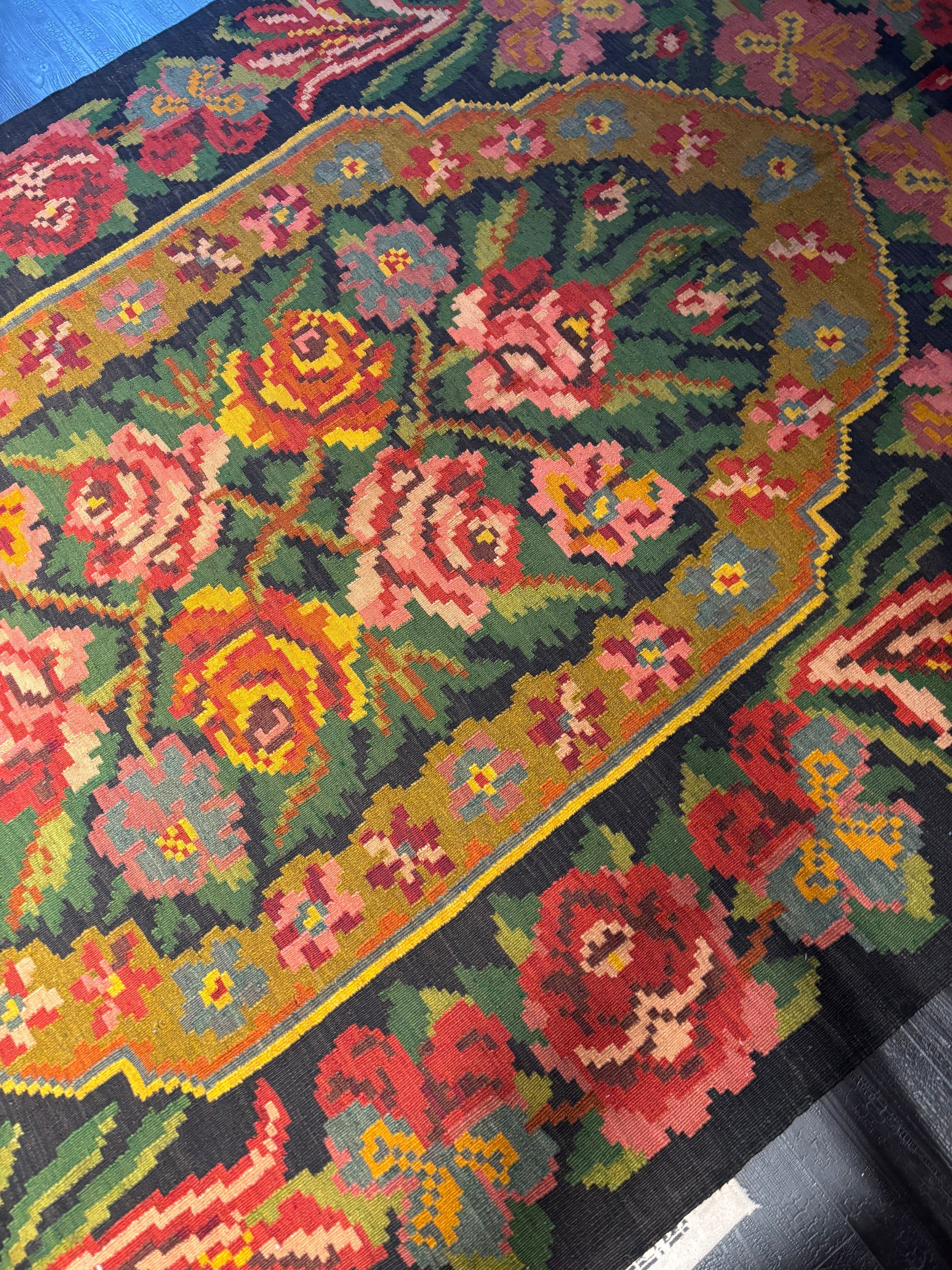 Tapis kilim moldave vintage posé en salon – Style bohème chic – Atelier Anne Lavit Lyon