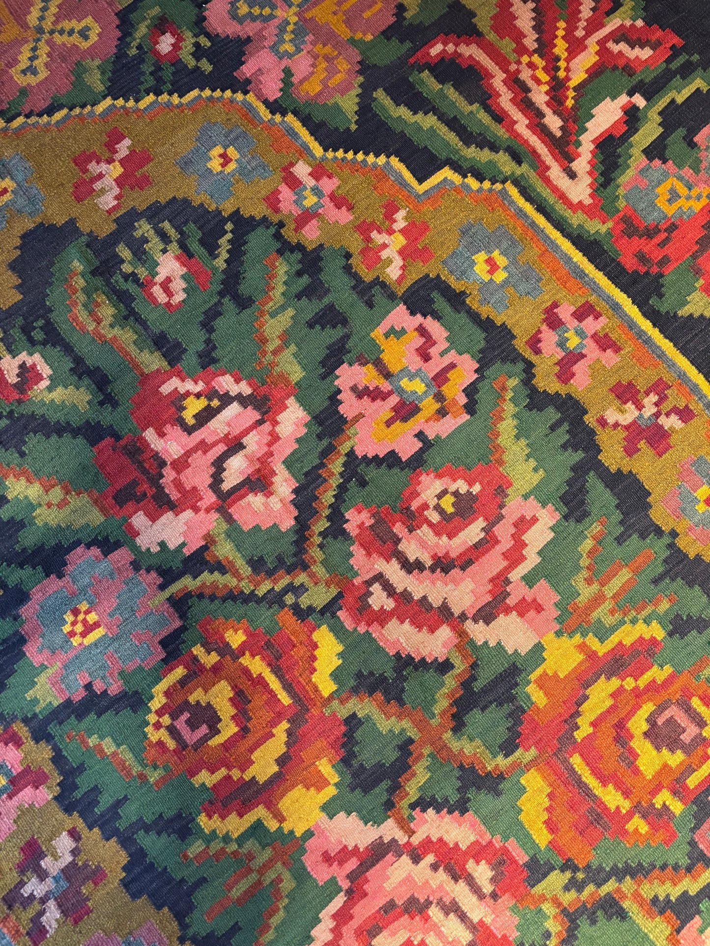 Tapis kilim moldave – Détail médaillon ocre doré et roses corail – Atelier Anne Lavit Lyon