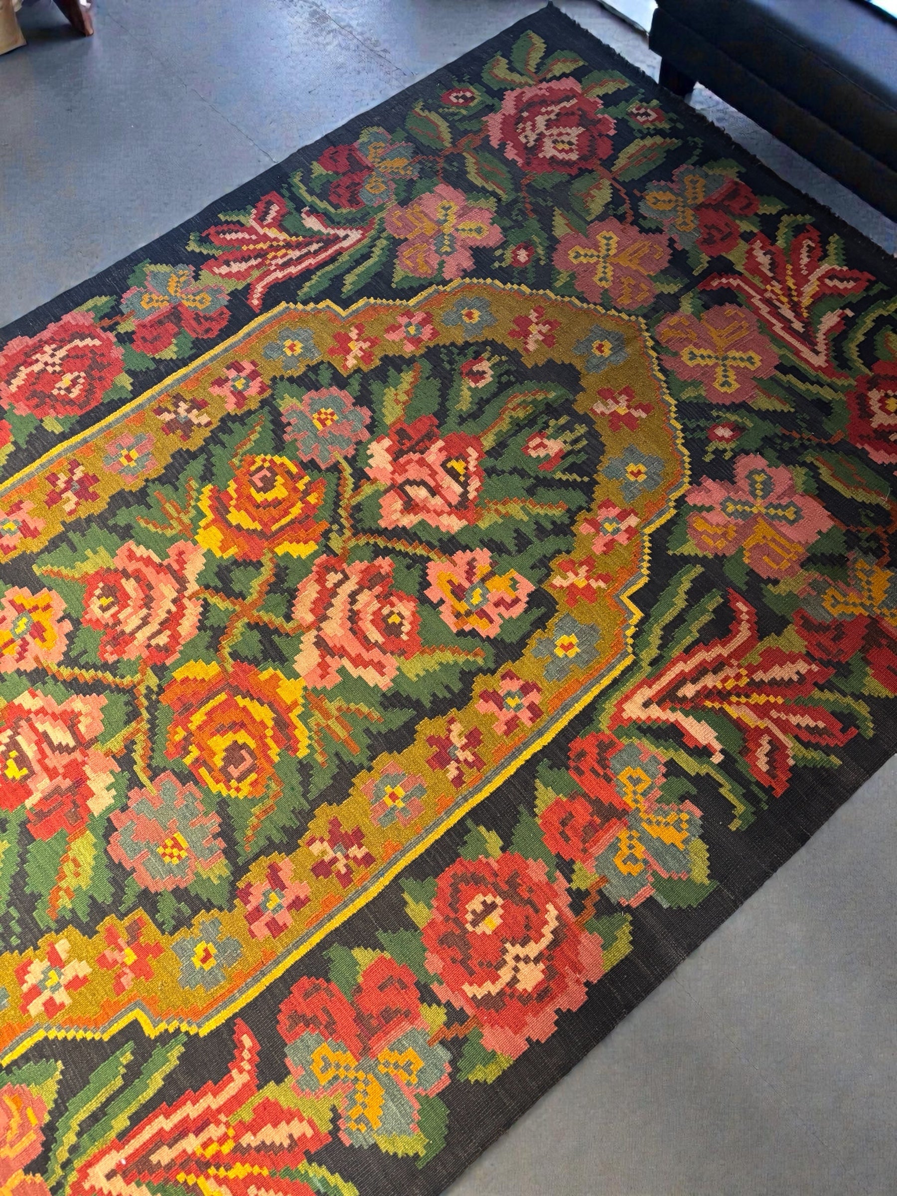 Tapis kilim moldave vintage posé en salon – Style bohème chic – Atelier Anne Lavit Lyon