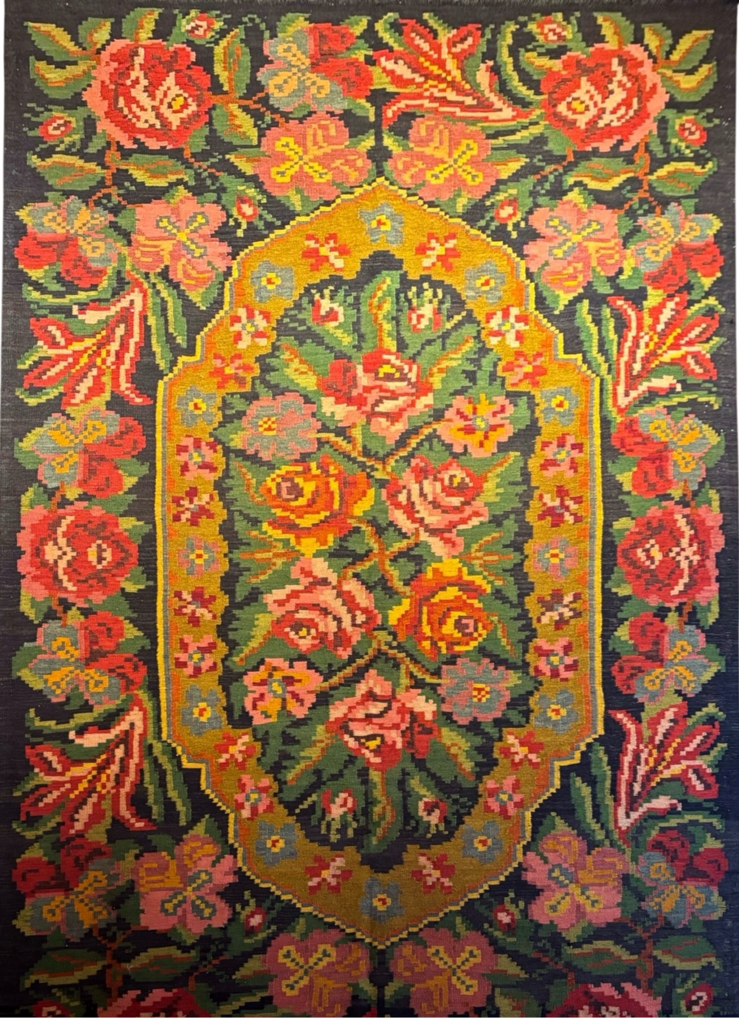 Tapis kilim moldave vintage 200x325 cm – Vue d'ensemble médaillon ocre et motifs floraux – Atelier Anne Lavit Lyon"