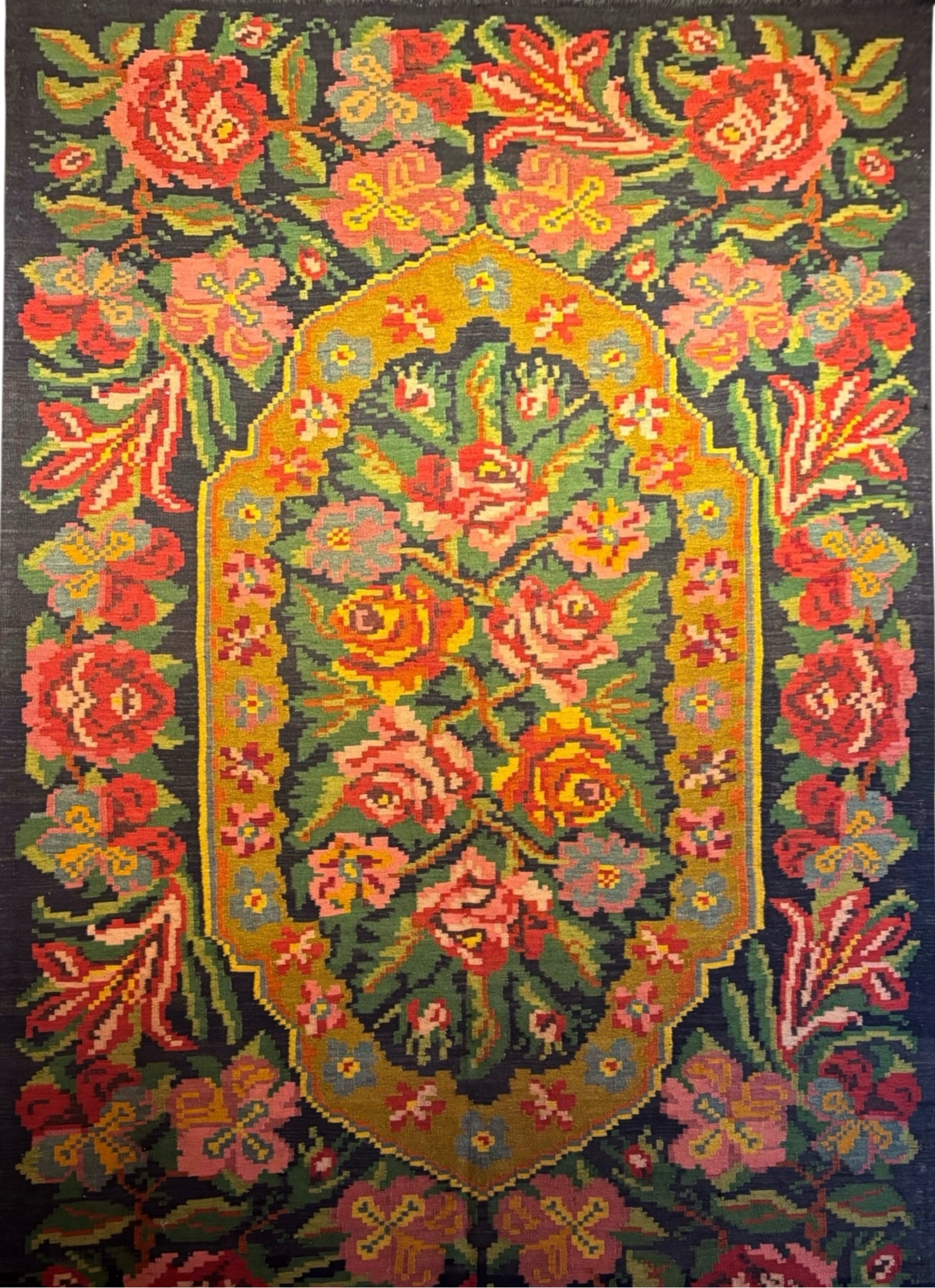 Tapis kilim moldave vintage 200x325 cm – Vue d'ensemble médaillon ocre et motifs floraux – Atelier Anne Lavit Lyon"