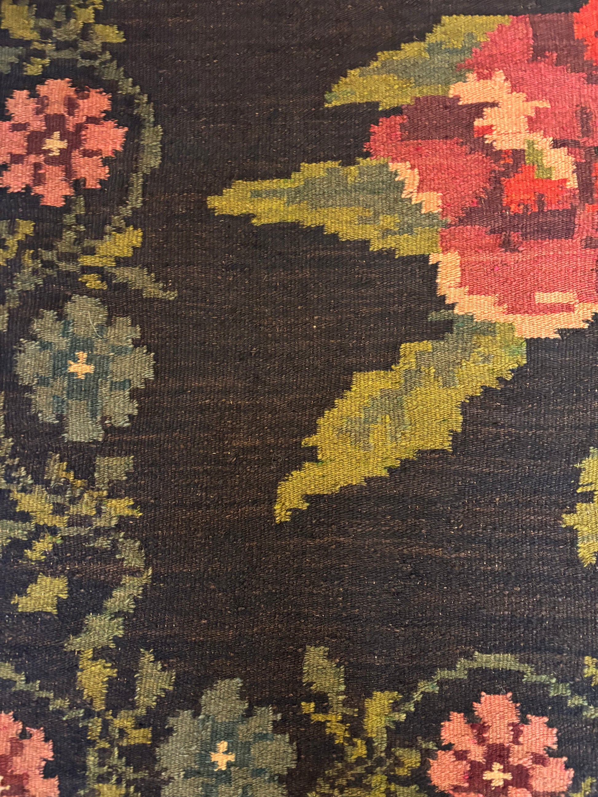 Tapis kilim moldave – Détail bordure florale et fond noir profond – Atelier Anne Lavit Lyon