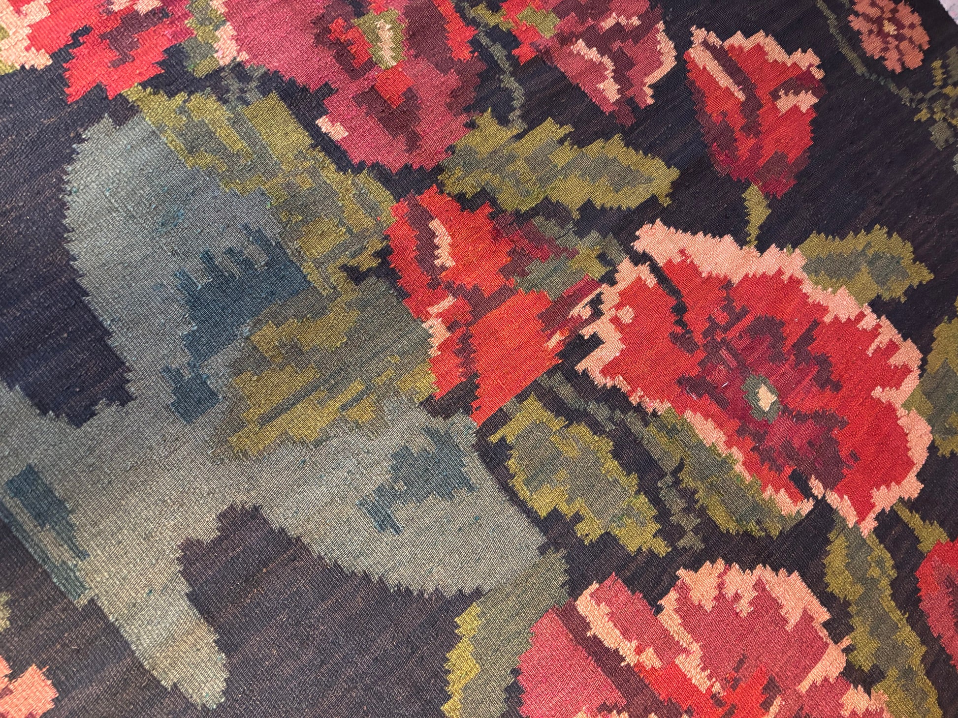 Détail motifs floraux rouge ardent et orangé – Atelier Anne Lavit Lyon