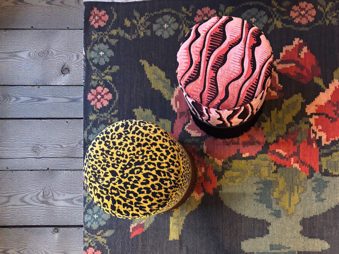 Tapis kilim moldave ancien posé en intérieur – Style bohème chic – Atelier Anne Lavit Lyon