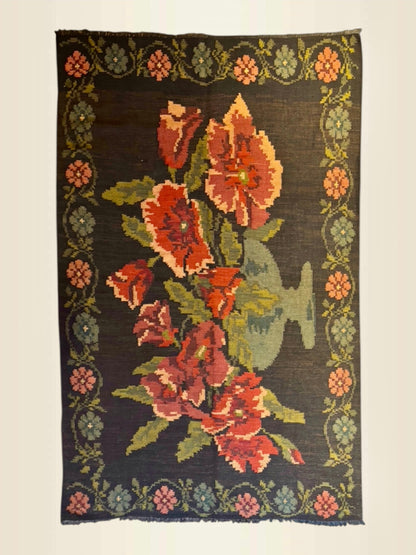 Tapis kilim moldave Bessarabien 202x245 cm – Vue d'ensemble bouquet floral sur fond noir – Atelier Anne Lavit Lyon