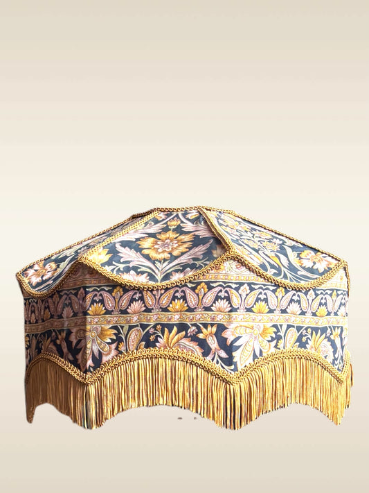 Abat-jour artisanal en soie vintage dorée à motifs floraux noirs et roses – vue principale