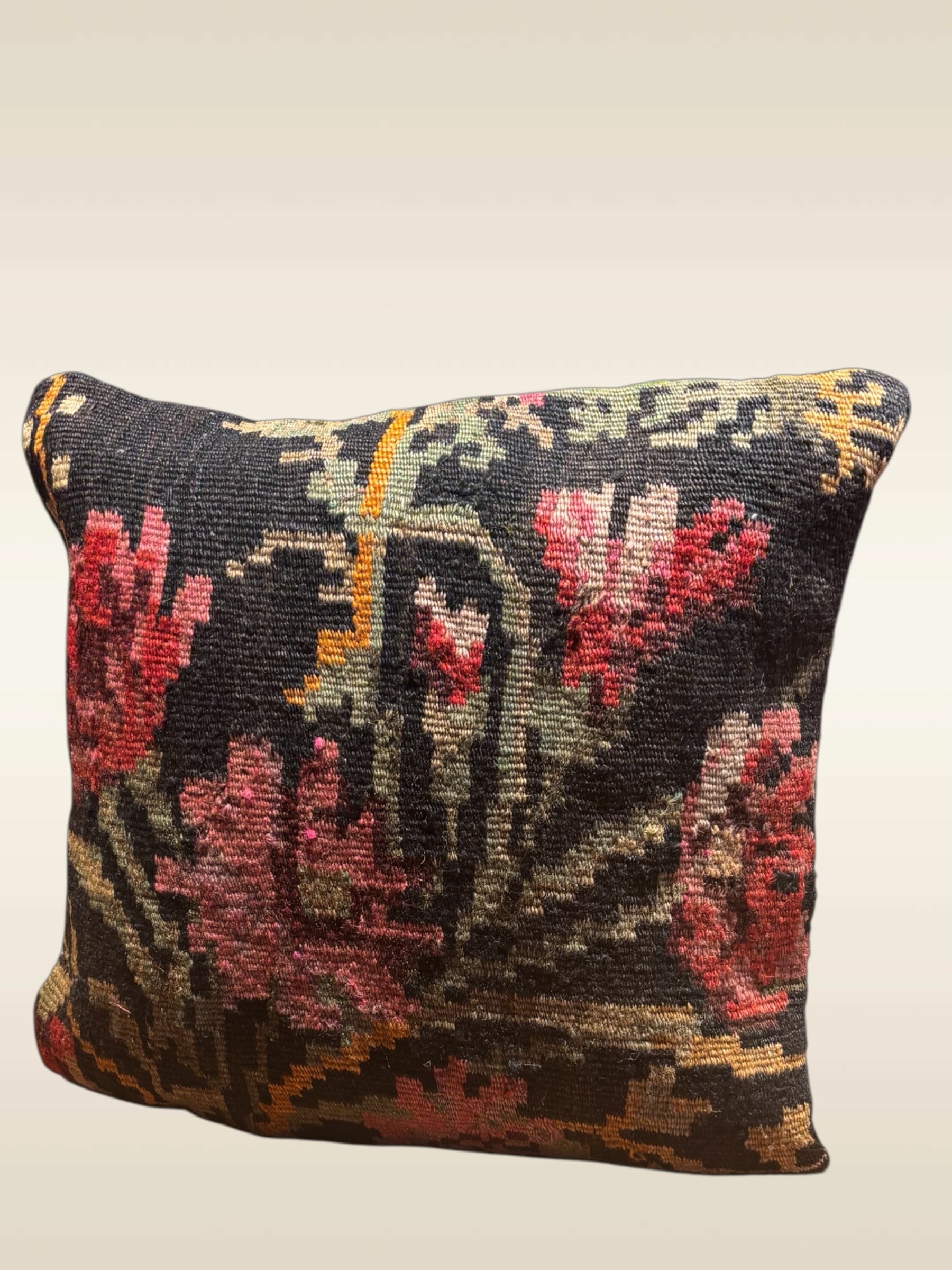 Coussin kilim moldave ancien 40x40 cm – Vue d'ensemble motif tulipes printanières – Atelier Anne Lavit Lyon