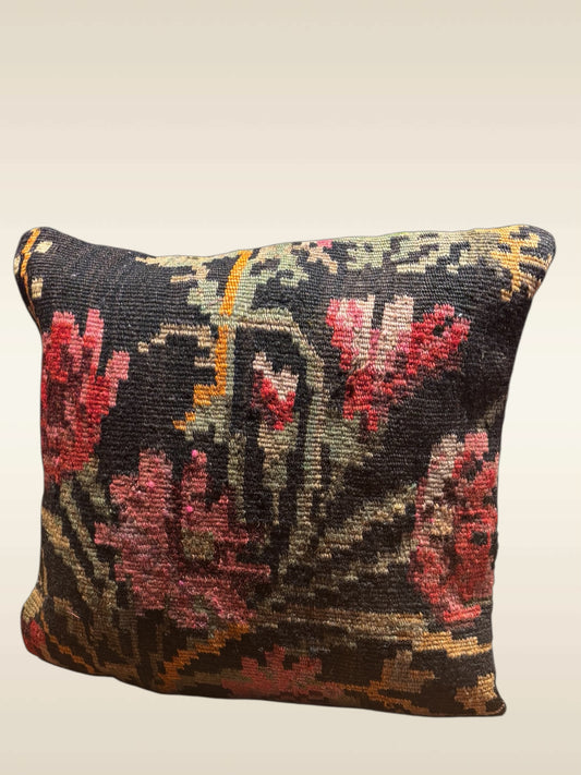 Coussin kilim moldave ancien 40x40 cm – Vue d'ensemble motif tulipes printanières – Atelier Anne Lavit Lyon