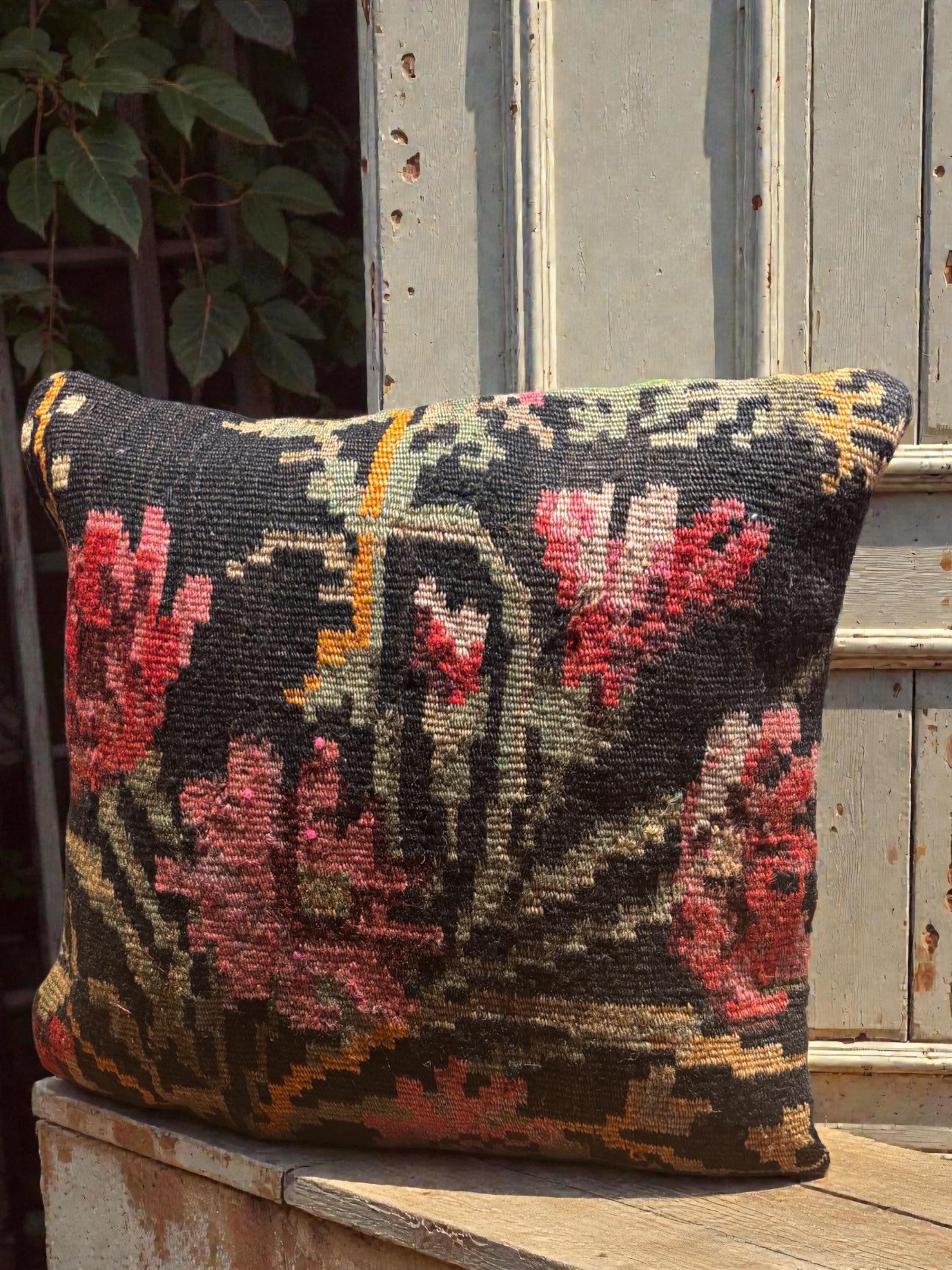 Coussin kilim moldave en situation – Posé dans un décor de  style bohème chic – Atelier Anne Lavit Lyon