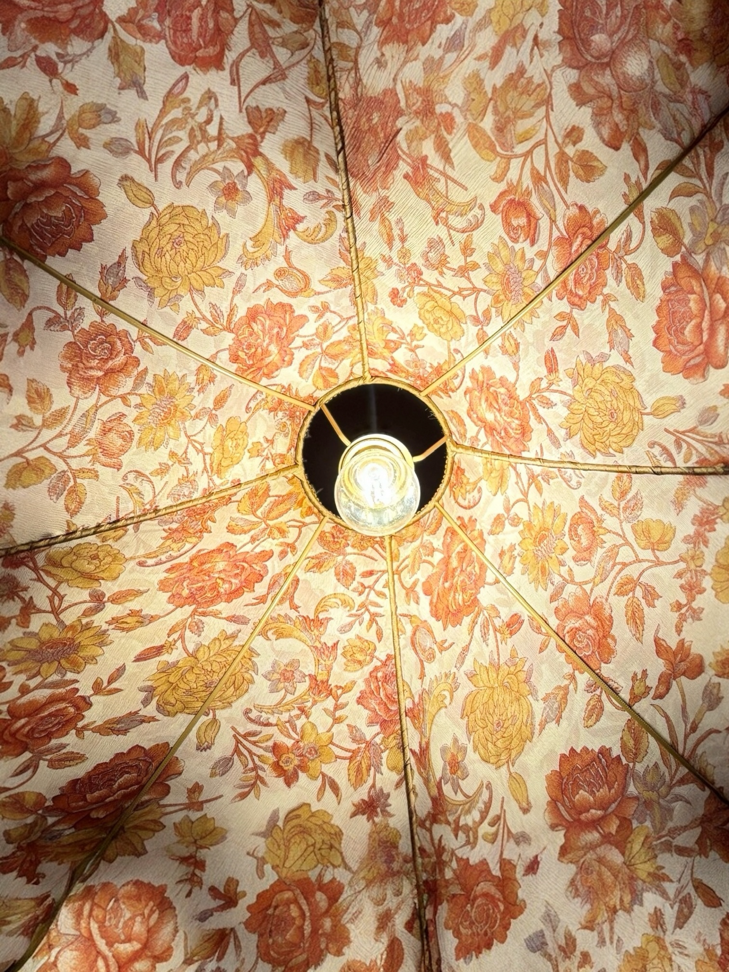 détail suspension Pivoine en soie artisanale avec passementerie et détails floraux Anne Lavit