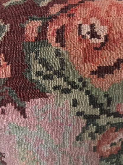 detail tissage  Coussin kilim moldave ancien 50x50 cm – Vue d'ensemble roses patinées vieux rose sur fond chocolat – Atelier Anne Lavit Lyon