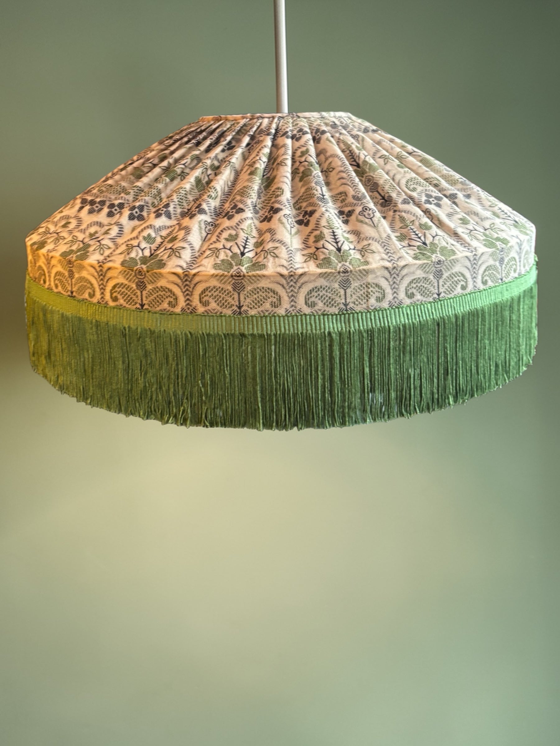 Suspension Rosemonde Petit Modèle – abat-jour coton vintage motifs d'antan, franges PIDF Vert Sapin, vue d'ensemble