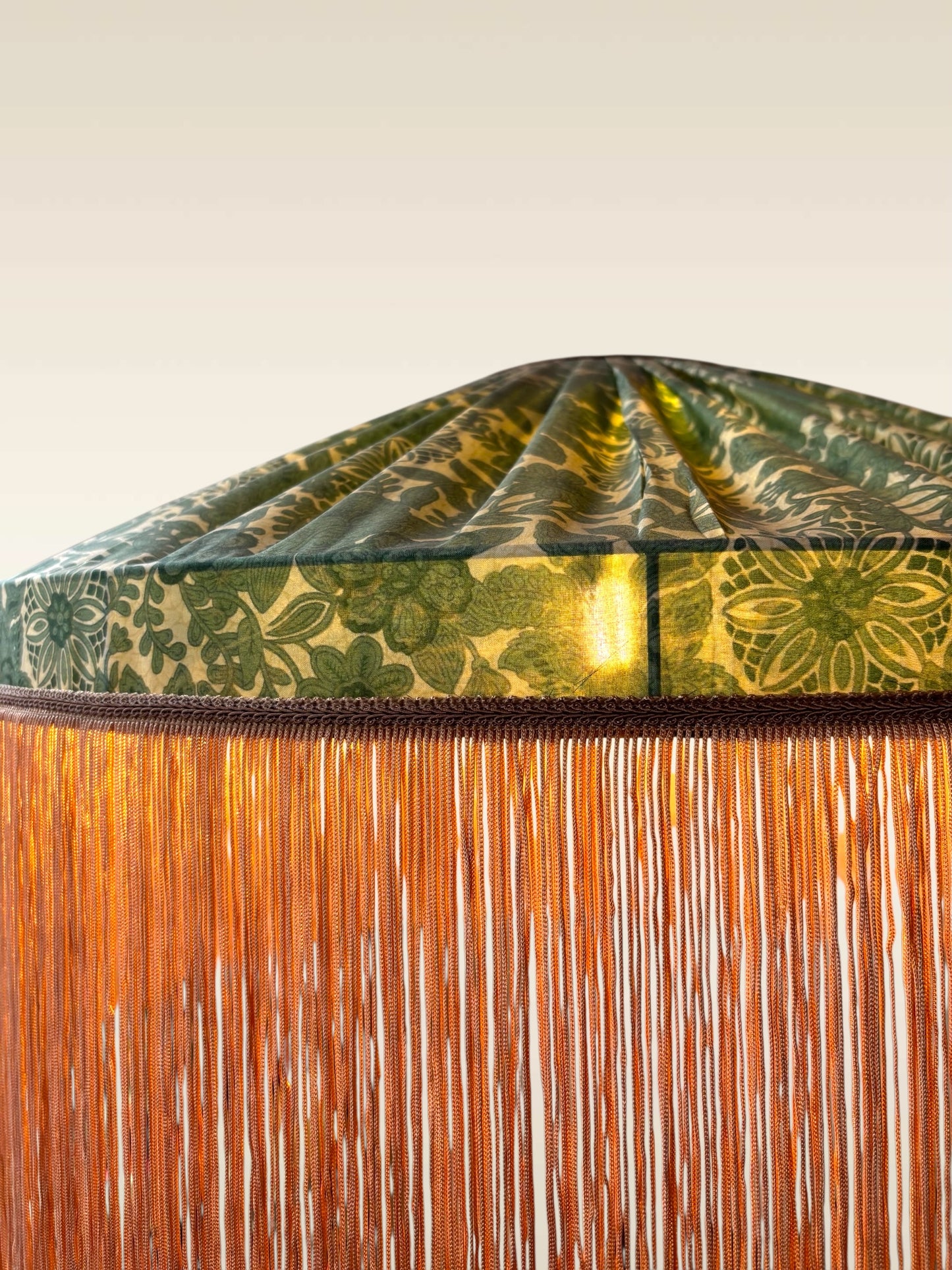 Suspension Rosemonde allumée – Ambiance lumière tamisée boudoir – Atelier Anne Lavit Lyon